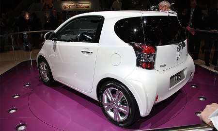 Toyota представила самый экономичный мини-кар iQ