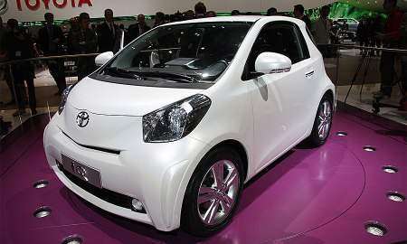 Toyota представила самый экономичный мини-кар iQ