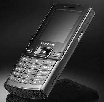 Samsung пополнил линейку телефонов DuoS моноблоком D780 