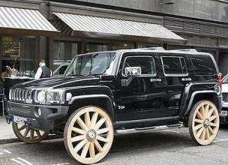 Показаний Hummer з деревяними колесами