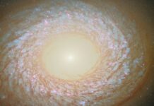 Телескоп Хаббла знаходить галактику з загадковою формою | Космічна фотографія дня 29 вересня 2025 року