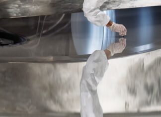 Поліровування дзеркала телескопа до досконалості | Космічна фотографія дня, 6 жовтня 2025 року