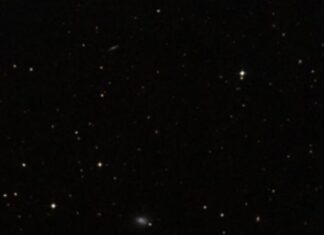 У крихітній галактиці несподівано виявили величезну чорну діру