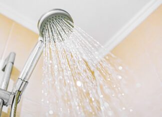 Рідкісна Алергія на Воду Діагностована у Підлітка Після Довгих Років Загадкової Кропивниці