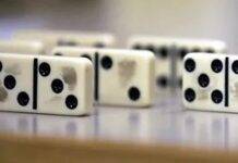 Cómo jugar dominó de bloques estándar con un juego de 28 fichas